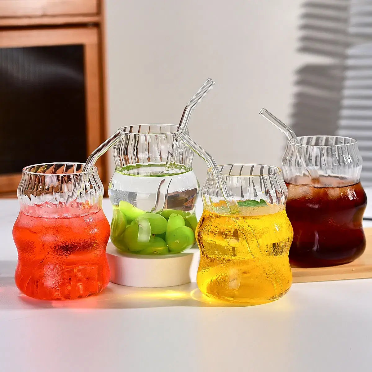 Klare gerippte Glasbecher mit strukturierten Oberflächen und passenden geschwungenen Strohhalmen, 6-teiliges Set, 19 oz.
