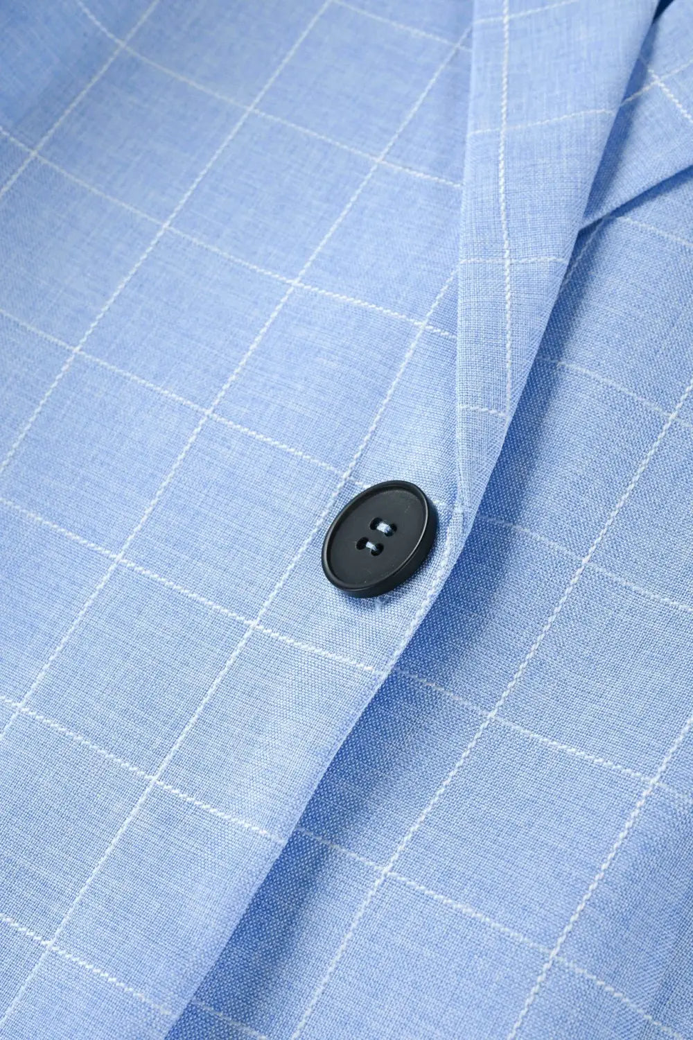 Hellblauer Karomuster-Business-Anzugjackenblazer mit schwarzem Knopf und Karomuster.
