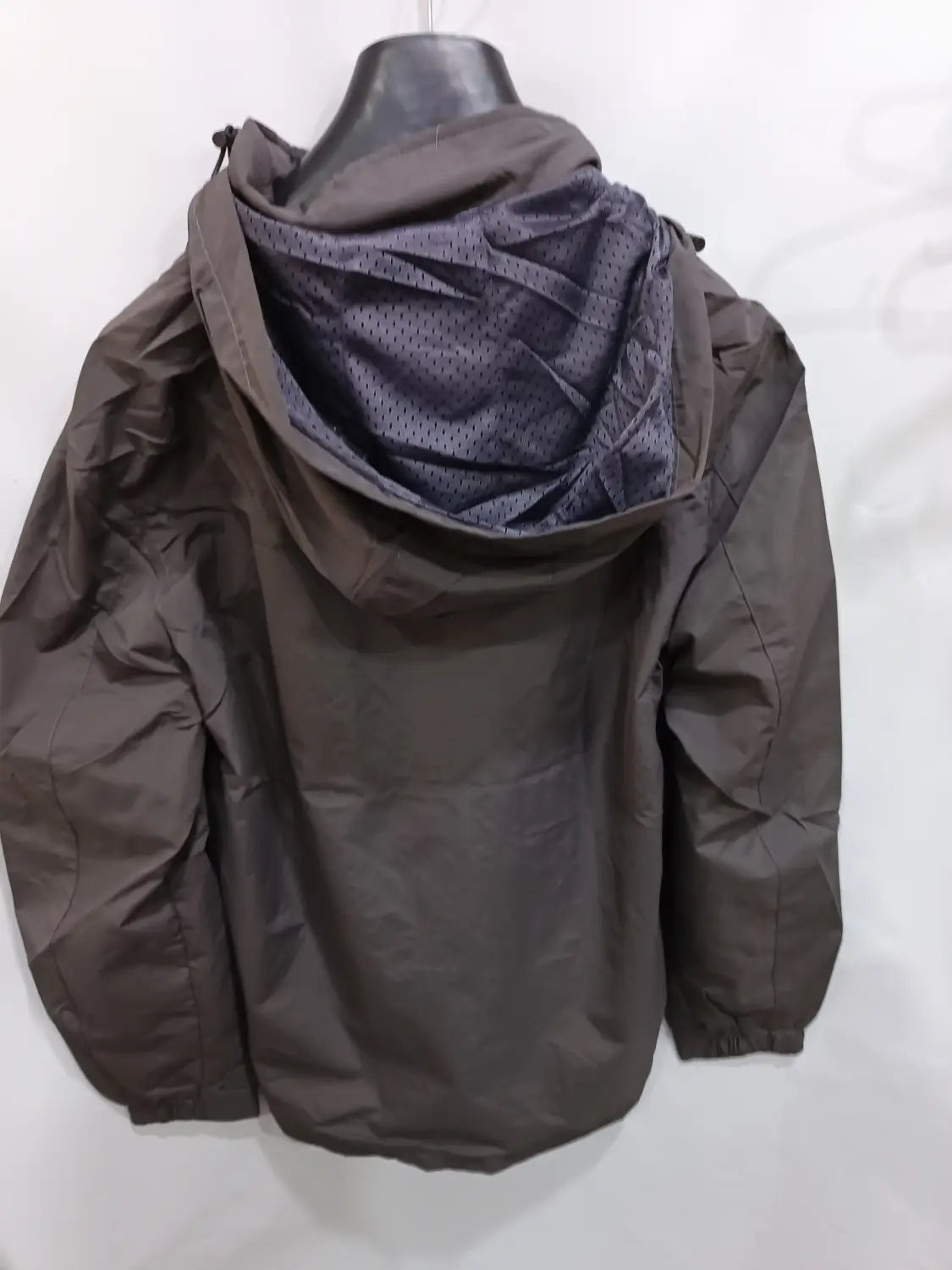 Chaqueta de senderismo con capucha impermeable color gris oscuro, con interior forrado con malla, diseñada para actividades al aire libre