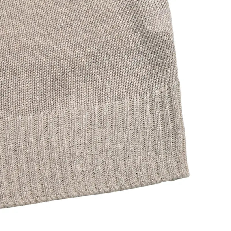 Ourlet en maille beige, texture côtelée, sur un haut sans manches tricoté à passepoil contrastant réalisé à partir d’un fil doux