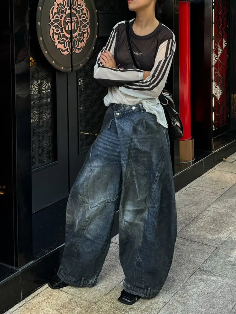 Jeans mit weitem Bein im Vintage-Denim aus dunkelblau gewaschenem Denim mit Destroyed-Effekt: entspannte zulaufende Passform mit erkennbaren Ziernähten in Jeans im Vintage-Denim.