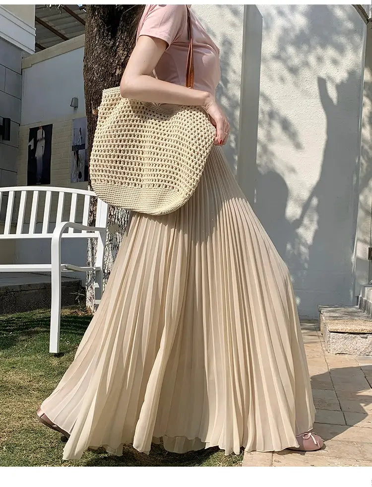 Beiger plissierter Chiffon-Maxirock für Damen mit fließendem, leichtem Stoff und dezenten vertikalen Falten.