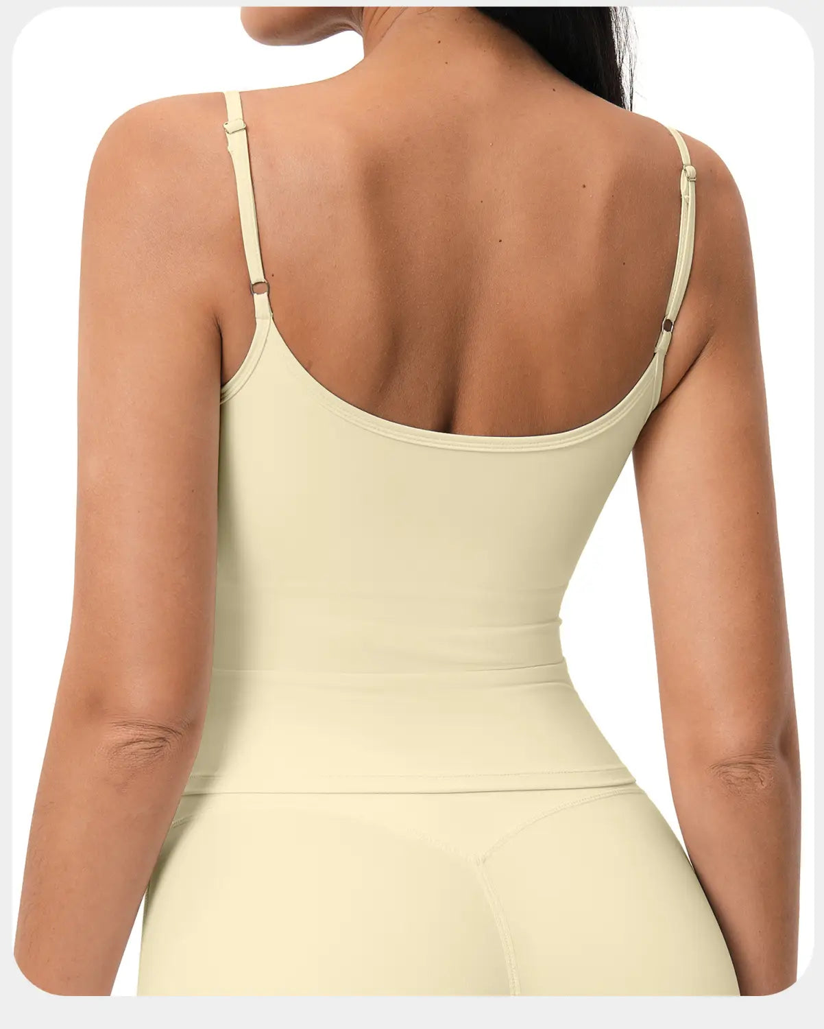 Camisola deportiva sin mangas acolchada color crema con tirantes finos ajustables, confeccionada con tela lisa y sin costuras, de secado rápido, para entrenamiento y ropa deportiva.