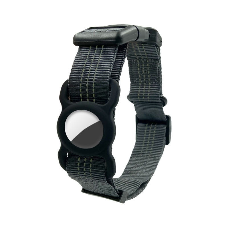 Ein reflektierendes GPS-Hundehalsband mit schwarzem Silikon und grauem Nylonriemen; eine runde schwarze Klammer hält das Apple-Watch-Display als Nylon-Trackerhalterung.