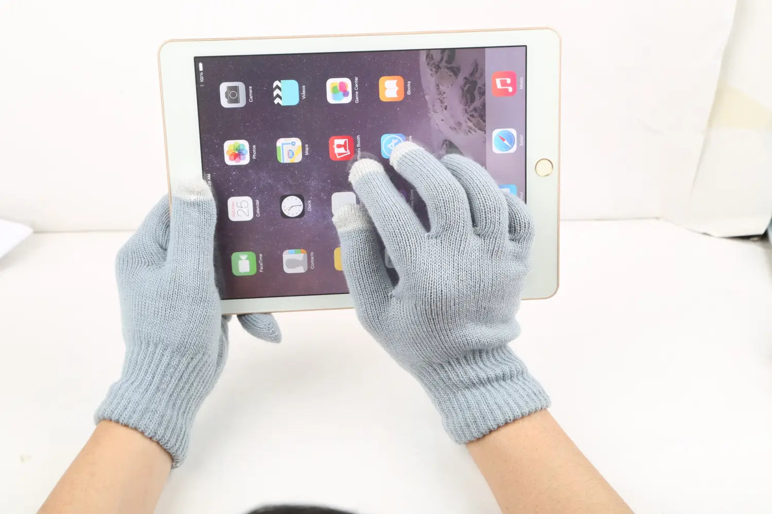 Hellblaue, gestrickte Touchscreen-Handschuhe mit Fingerkuppen-Funktion für die Tablet-Nutzung, ausgelegt als warme unisex Winterstrickhandschuhe.