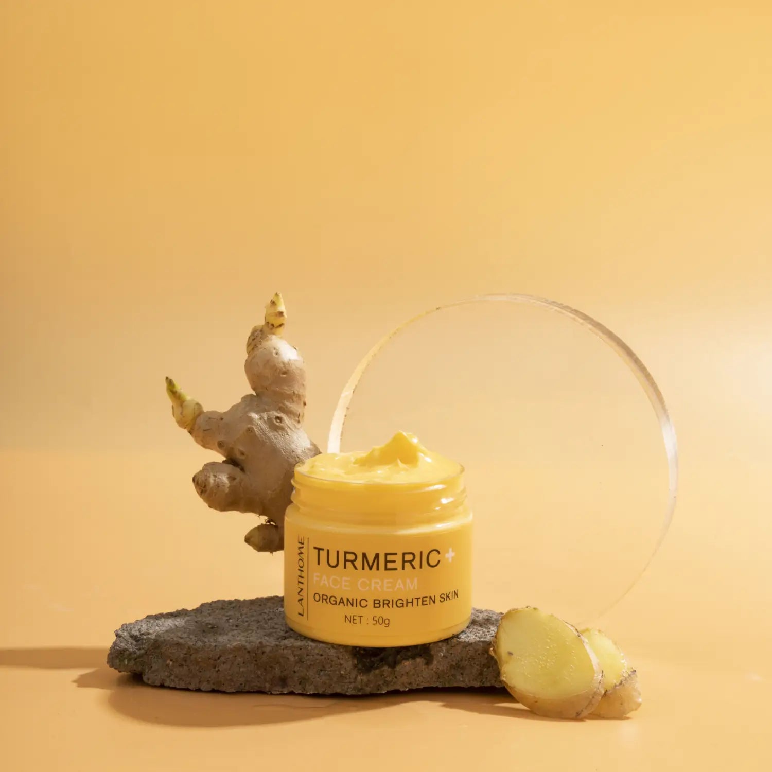 Pot jaune de crème pour le visage au curcuma biologique de lanthroie, avec un poids net de 50 g, portant l’étiquette illuminer la peau de l’ensemble de soins au curcuma : huile éclaircissante et crème pour le visage.