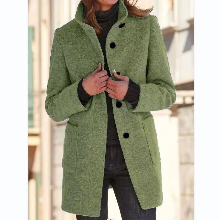 Olivgrüner Woll-Turtleneck-Mantel mit strukturierter Oberfläche, schwarzen Knöpfen und Fronttaschen, einfarbig sowie im Retro-Jacken-Design mit Knopfverschluss.
