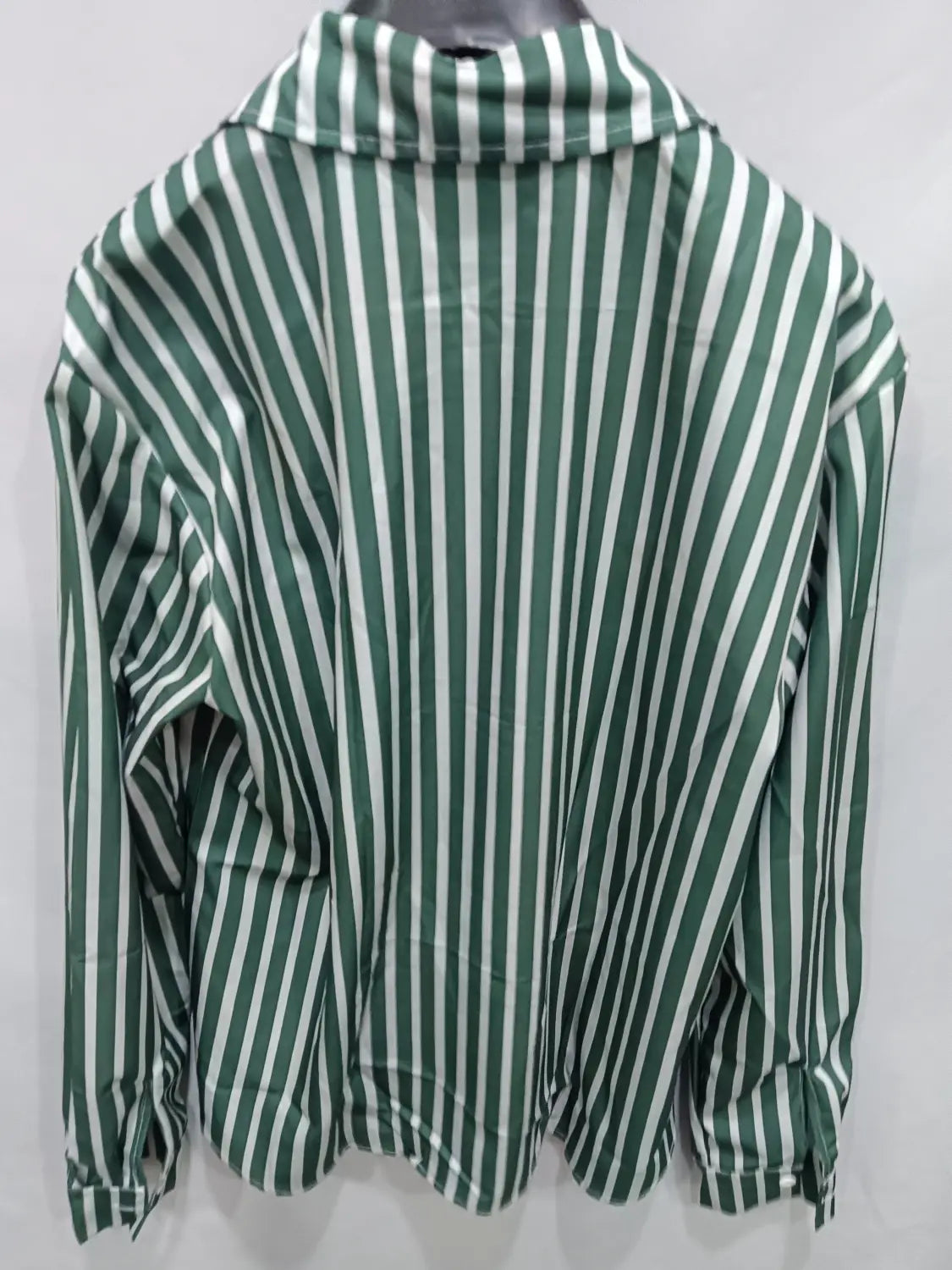 Chemise décontractée à manches longues rayée verticalement vert et blanc pour hommes, avec col classique et patte boutonnée.