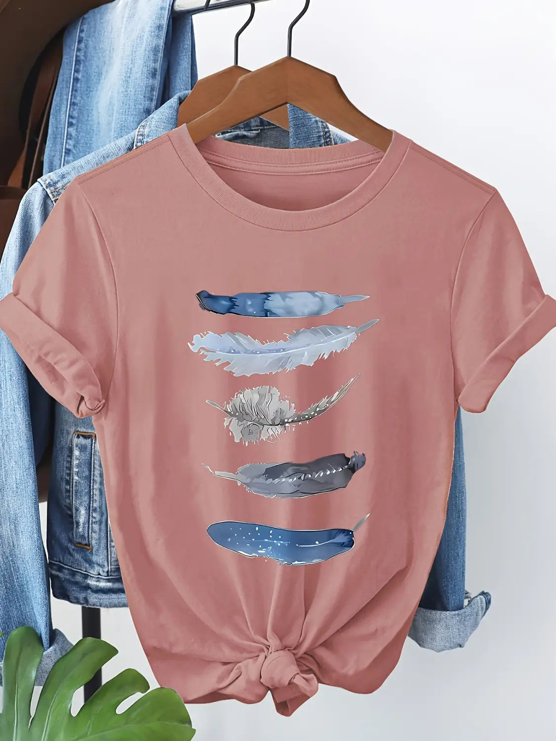 Zartrosa kurzärmeliges Damen-Baumwoll-T-Shirt mit einem vertikalen Wasserfarben-Federdruck in den Tönen Blauweiß und Grau.