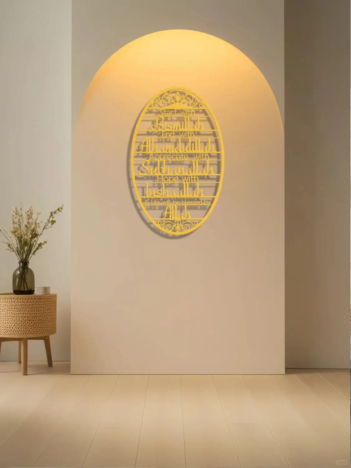 Goldene ovale Wandkunst aus Metall mit aufwendigem Ausstanz-Design und inspirierendem Bismillah-Text, verwendet als islamischer Schlüsselhalter-Haken.