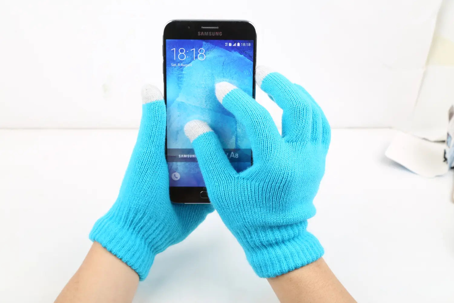 Leuchtend blaue, gestrickte Touchscreen-Winterhandschuhe mit weißen Fingerspitzen, ausgelegt für warme unisex Nutzung