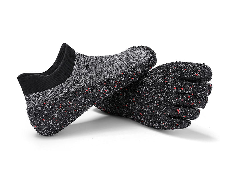 Chaussettes de sport à cinq doigts noires et grises à motifs irréguliers, avec un tissu tricoté respirant texturé, conçues pour des chaussures de natation et de randonnée à cinq doigts sans chaussures