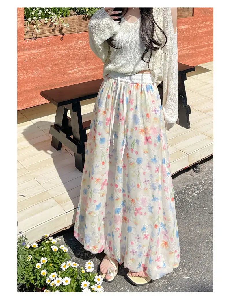 Falda midi con estampado floral, con un diseño maxi floral pastel que fluye, tejido ligero y suave, y delicadas flores multicolores sobre una base color marfil.
