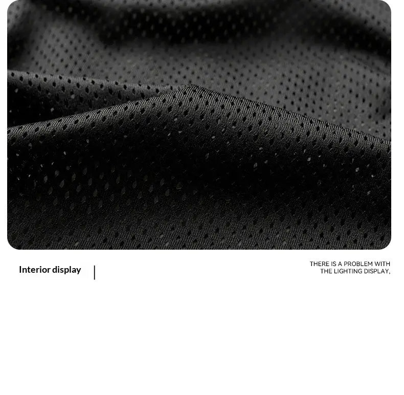 Tissu de maille noire perforée, avec un tissage texturé respirant, présenté sur la veste zippée coupe-vent imperméable légère pour homme.