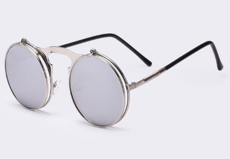 シルバー色のラウンド型クリップオン式偏光メタルサングラスで、ミラー加工レンズとブラックのテンプルアームを備え、レトロなフリップアップデザインです。