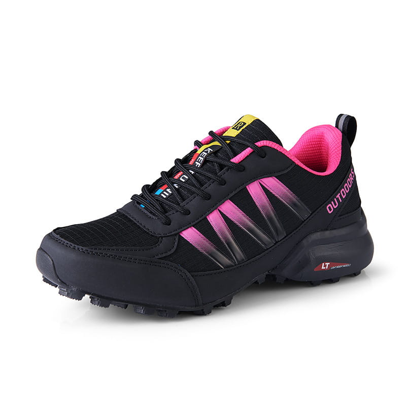 Chaussure de trail noire et rose avec dessus en mesh respirant, semelle en caoutchouc et détail de marquage jaune, conçue pour un usage en extérieur.