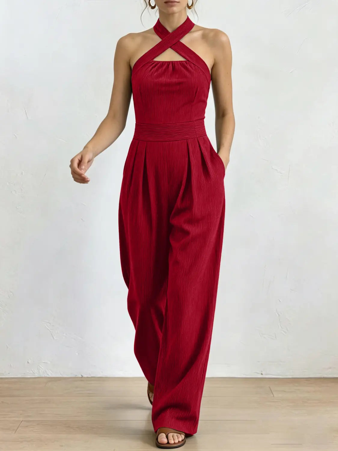 Ein leuchtend roter Halterneck-Jumpsuit mit weitem Bein aus geripptem Stoff, mit eingenähter Taille und Hosen im weitem Bein.