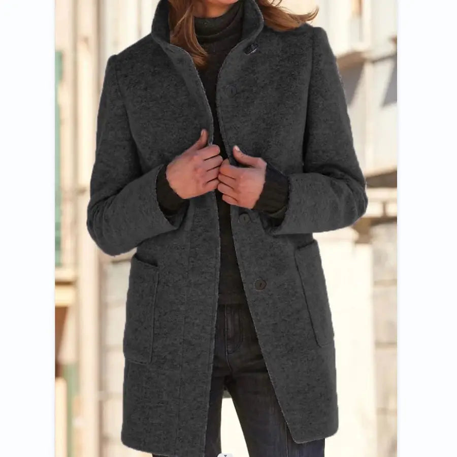 Dunkelgrauer Woll-Turtleneck-Mantel mit strukturierter, leicht flauschiger wolliger Oberfläche und klassischem Knopfverschluss im Retro-Jacken-Design.