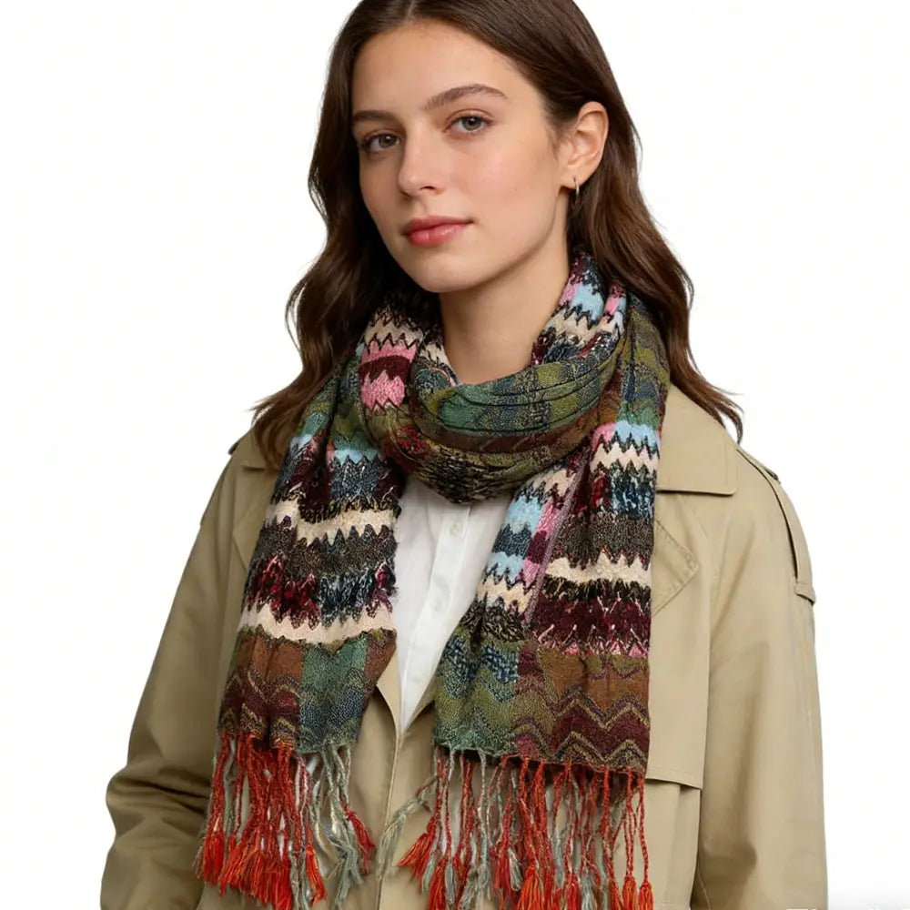 Écharpe en tricot géométrique multicolore éclatante avec pompons à franges rouges, réalisée en fil doux.