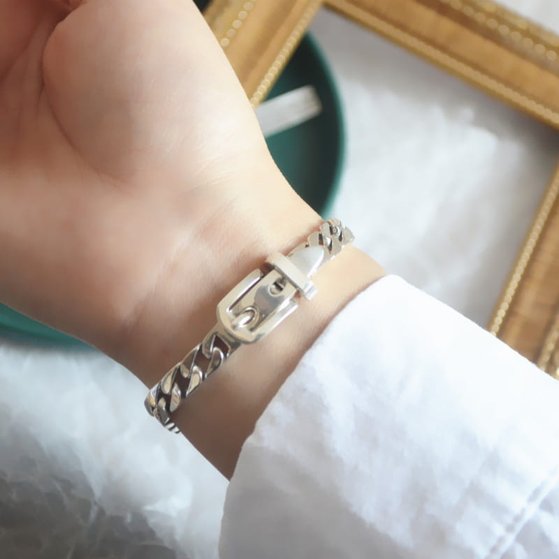 Women’s platinum plated stainless steel buckle chain bracelet with silver-toned interlocking links and a polished metallic finish featuring a prominent buckle clasp.