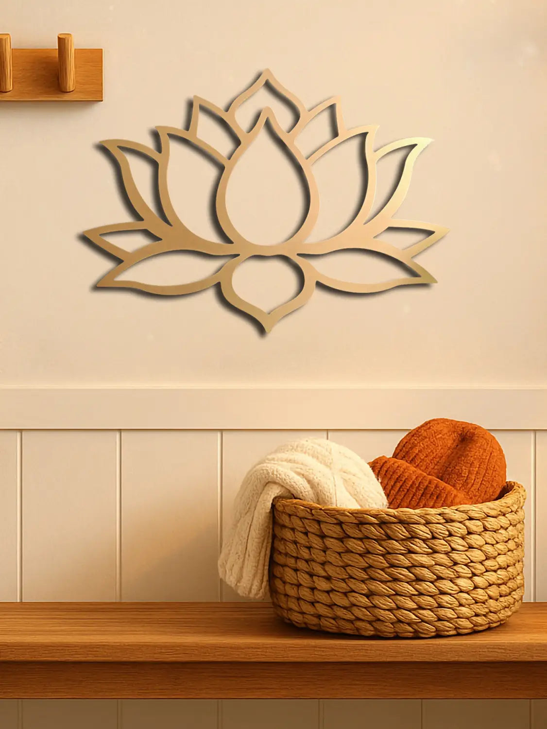 Die Wandkunst aus Metall mit Lotus-Motiv zeichnet sich durch ein minimalistisches hölzernes Lotusdesign mit einer natürlich hellbraunen Oberfläche und präzisen Aussparungen für eine moderne Einrichtung aus.