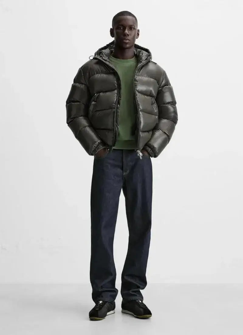 Dunkelolivgrüne glänzende wattierte Steppjacke mit Kapuze, entworfen für Wärme und Stil.