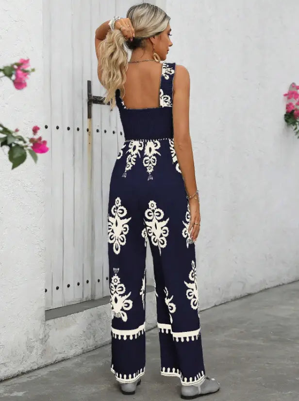 Combinaison ample à jambes larges imprimée bohème bleu marine, ornée d’une broderie blanche d’inspiration décorative et de détails à glands le long de la taille et de l’ourlet.