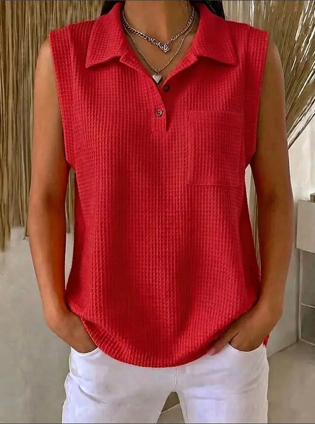 Camisa tipo polo tejida sin mangas para mujer en color rojo, con textura acanalada y tapeta abotonada.