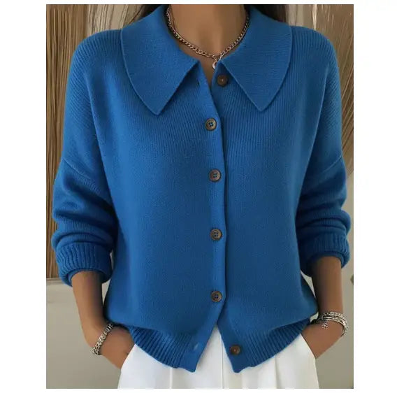 Un cardigan boutonné en maille tricotée bleu vif pour femmes présentant un col classique, des boutons en bois et une coupe ample et décontractée.