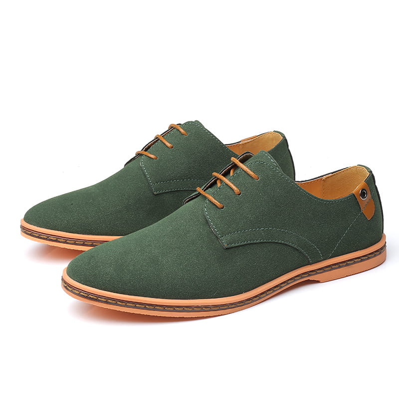 Chaussures décontractées à lacets en suède nubuck pour hommes en vert foncé, avec des lacets beige et une semelle beige assortie.