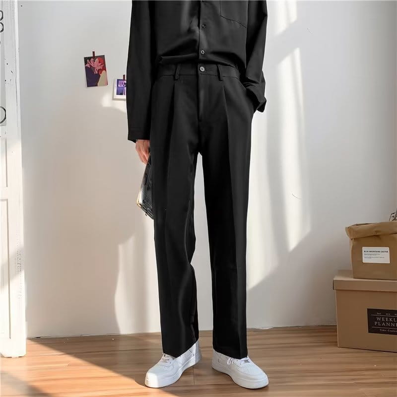 schwarze plissierte Straight-Leg-Drapierungsloser Hose mit einer eleganten, maßgeschneiderten Passform aus weichem Material, geeignet für formelle und legere Kleidung