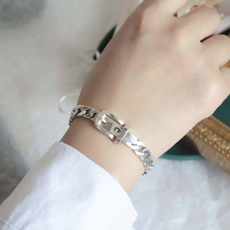 Women’s platinum plated stainless steel buckle chain bracelet in silver tone with a polished finish and a prominent rectangular clasp featuring interlocking links.