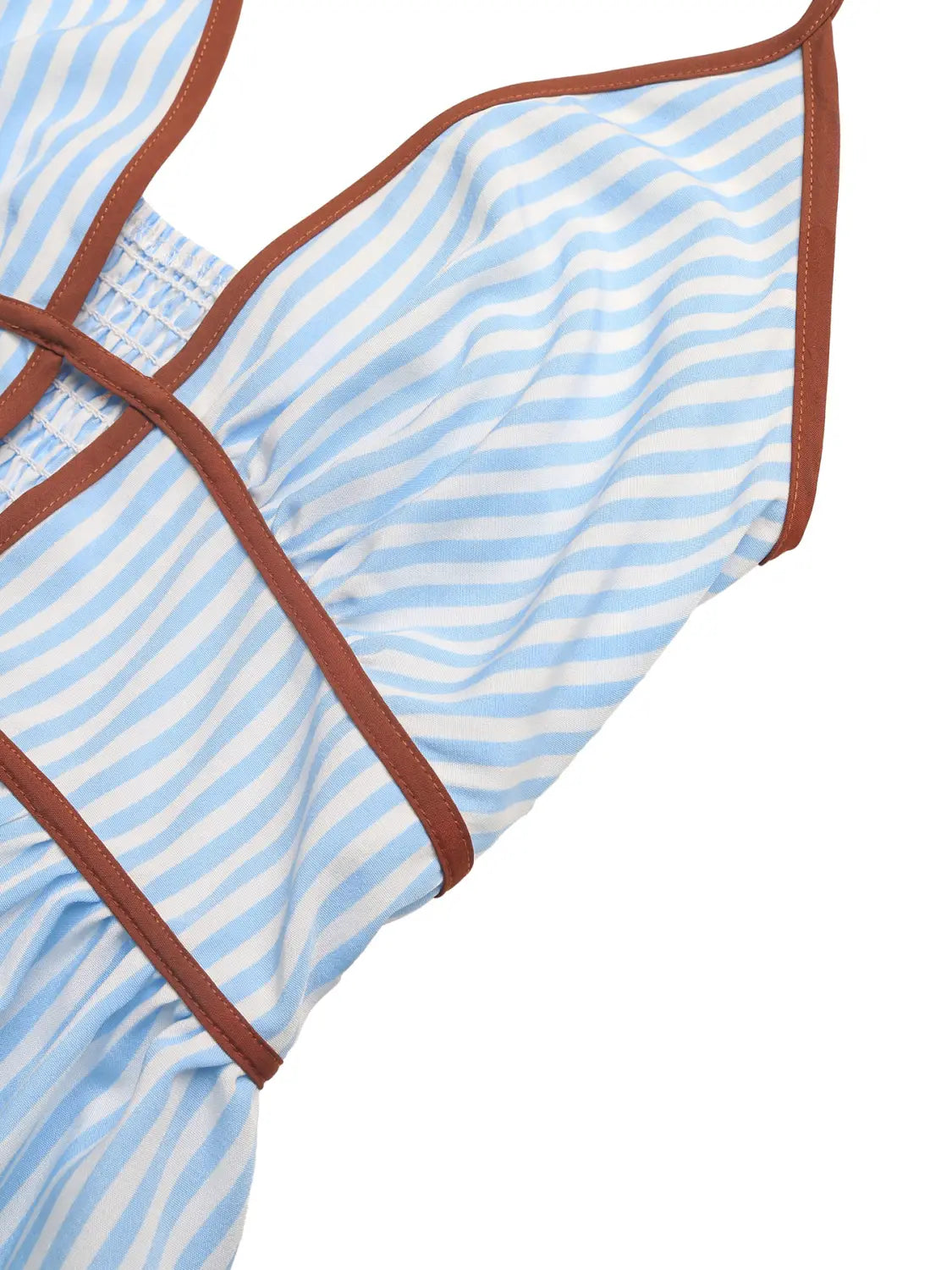 Une robe longue d’été maxi à encolure en V et dos noué à rayures bleu clair et blanches, avec une bordure brune le long des bords.