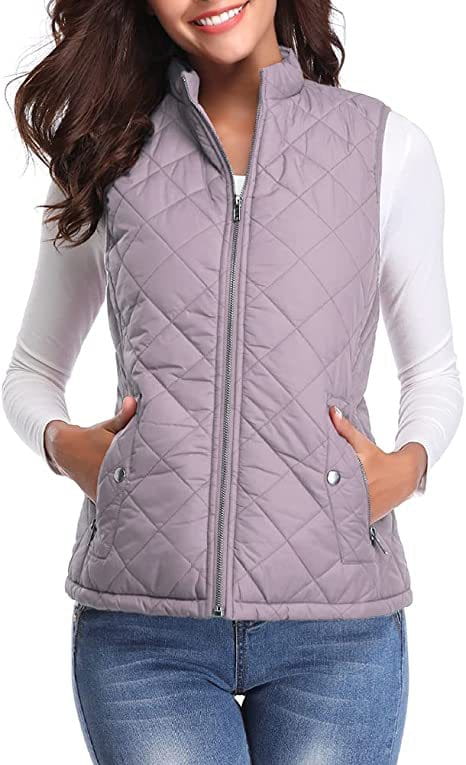 Chaleco acolchado de algodón lavanda para mujer con cuello alto, cremallera frontal y dos bolsillos laterales.