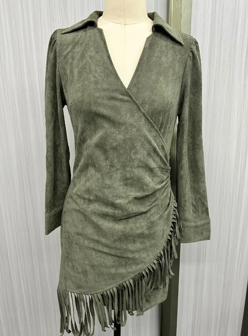 Robe portefeuille en daim vert olive avec manches longues et détails de franges, présentée de face.