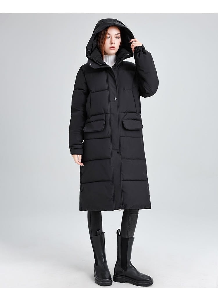 Manteau long matelassé à capuche pour femmes en noir, au design matelassé, avec des poches avant.