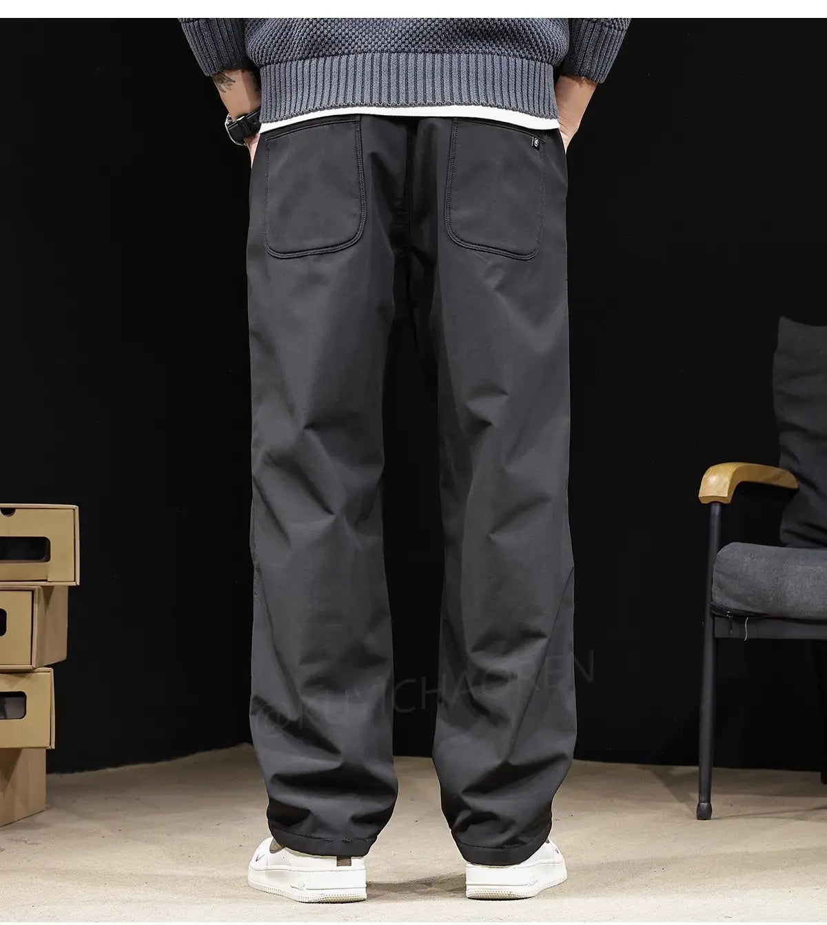 Herren-Cargohose im japanischen Retro-Stil mit weitem Bein in Dunkelgrau mit entspannter Passform, zwei Vordertaschen und dezenter Nahtausführung.