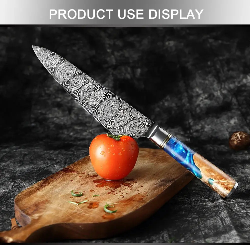 Cuchillo de chef de acero damasco de Damasco con intrincados patrones de remolinos en la hoja y un mango elaborado con resina azul y madera.