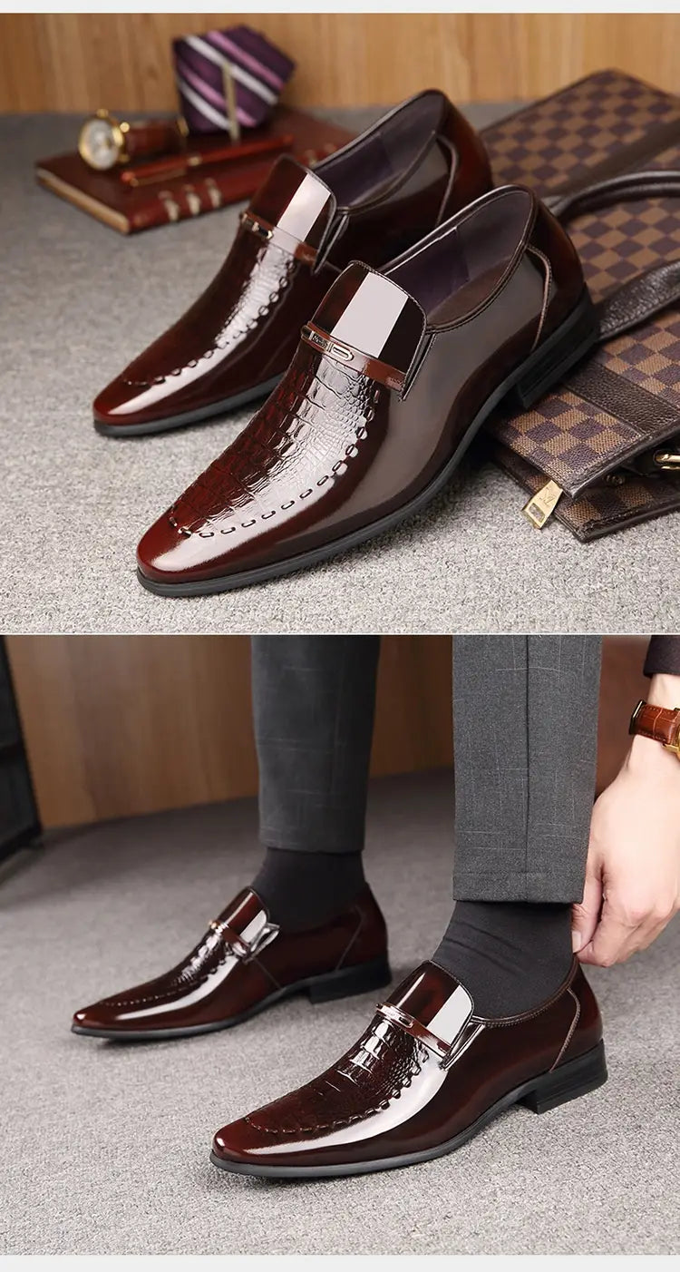Herren-Slipper aus weinrotem Lackleder mit glänzender Oberfläche und einem dekorativen Riemen mit Krokodilstruktur über der Zehenpartie.