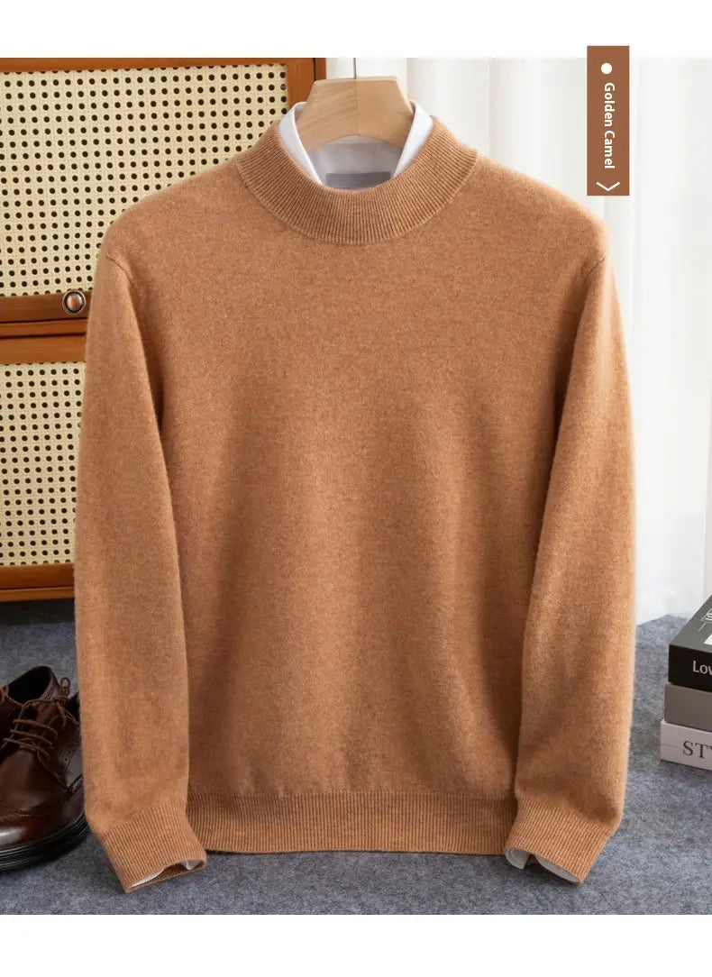 Ein weicher Wollstrickpullover für Herren in goldenem Kamelton mit Cashmere-Material, gerippter Rundhalslinie und Bündchen, entworfen als Winterpullover mit Halbkragen.
