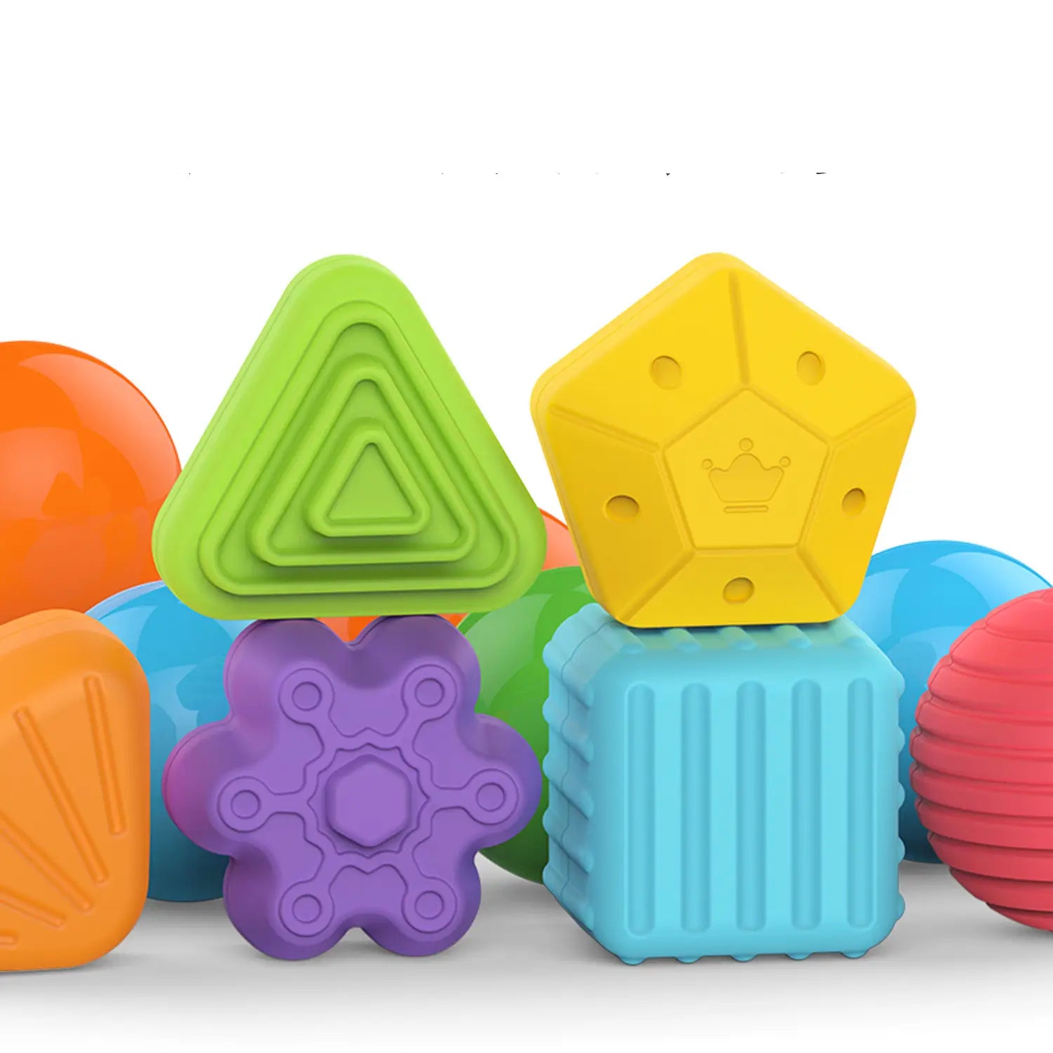 Jouet trieur de formes Montessori pour jeux sensoriels de bébé, comprenant des formes géométriques en silicone brillamment colorées, dont un triangle vert à rainures concentriques et un pentagone jaune portant un emblème en forme de couronne.