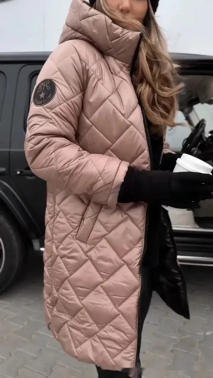 Ein langer, gesteppt rosafarbener Puffer-Mantel für Damen mit hohem Kragen und Rautensteppung.