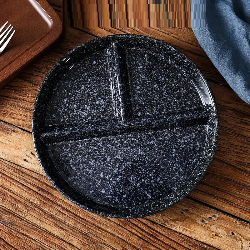 Assiette de dîner divisée en céramique émaillée noire à mouchetures, comprenant trois compartiments et une finition de glaçure à mouchetures.