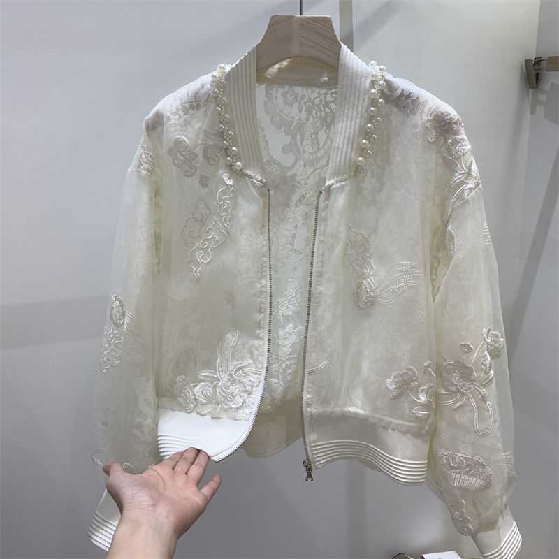 繊細なフローラル刺繍とパールで縁取った襟元が特徴のアイボリーのレースパール刺繍ボンバージャケット。