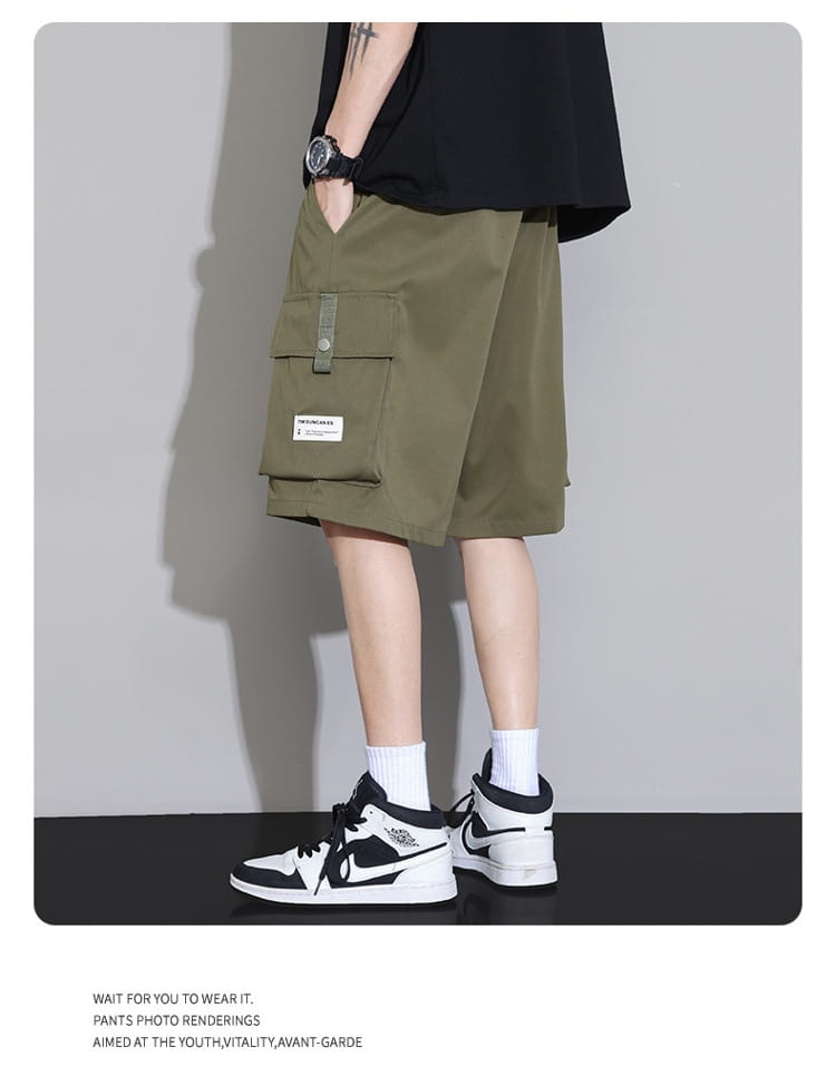Shorts cargo décontractés pour homme grande taille en vert olive avec plusieurs poches et un écusson de marque sur la cuisse, conçus pour une coupe ample et un usage sportif