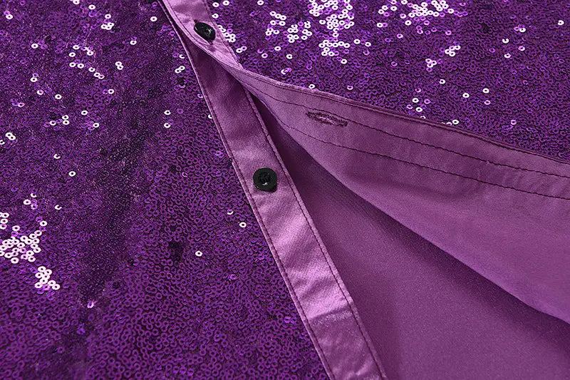 Herren-Slim-Fit-Paillettenkleid für Partys in Lila mit schwarzen Knöpfen und Satinfassung.
