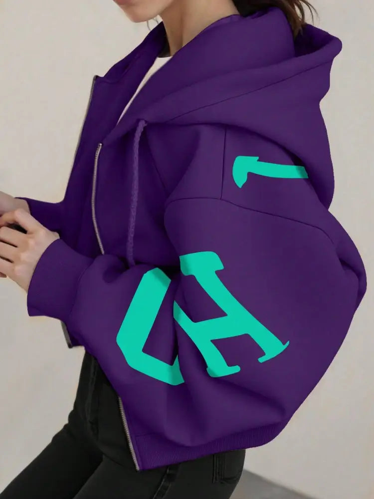 Sweat-shirt à capuche zippé violet, avec un lettrage en « ch » turquoise audacieux sur la manche, fabriqué à partir d’un tissu doux en mélange de coton.