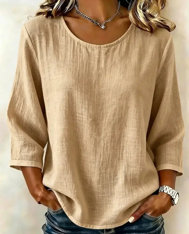 Haut décontracté en lin beige pour femmes, manches trois-quarts, avec coupe décontractée.