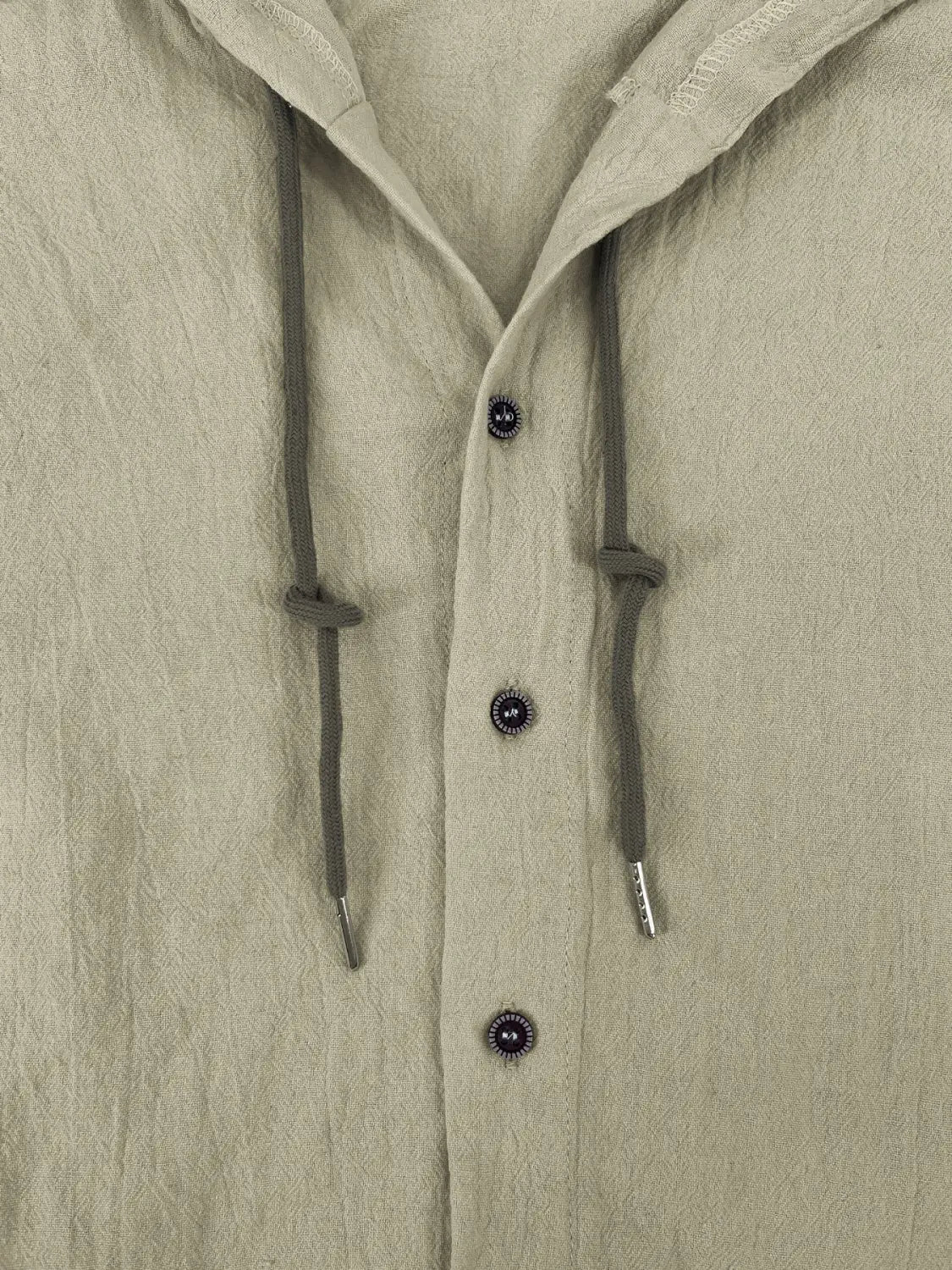 Camisa de cárdigan con capucha ligera para hombre en verde oliva claro, con tejido texturizado, cordones en gris oscuro y botones decorativos.
