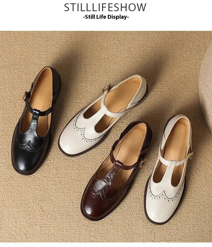 Schwarze Leder-Brogue-Mary-Jane-Pumps mit klobigem Absatz mit T-Riemen und kleiner goldfarbener Schnalle.